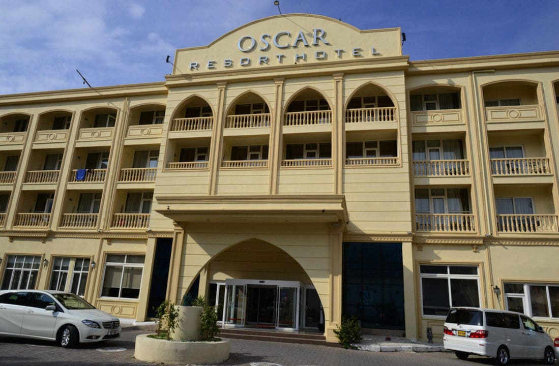 Hoteleingang Oscar Resort Hotel