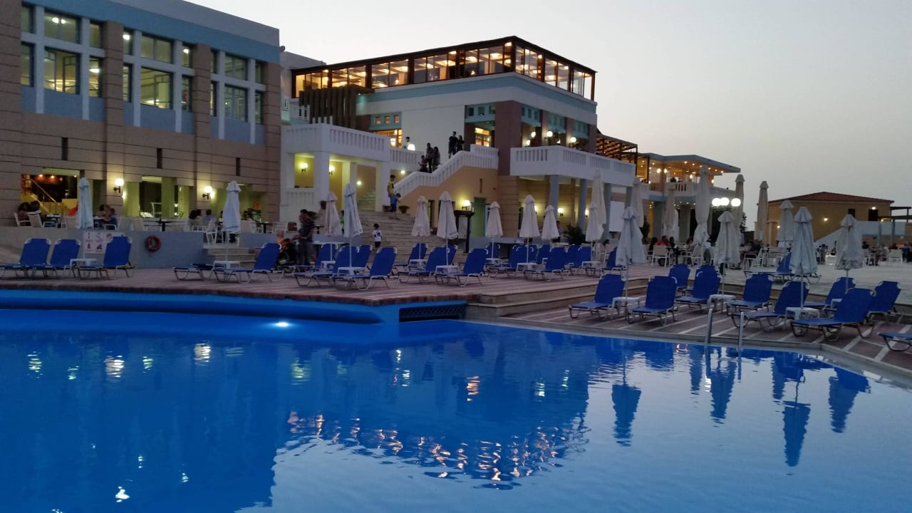 Blick vom Pool auf das Haupthaus am Abend Fodele Beach & Water Park Holiday Resort