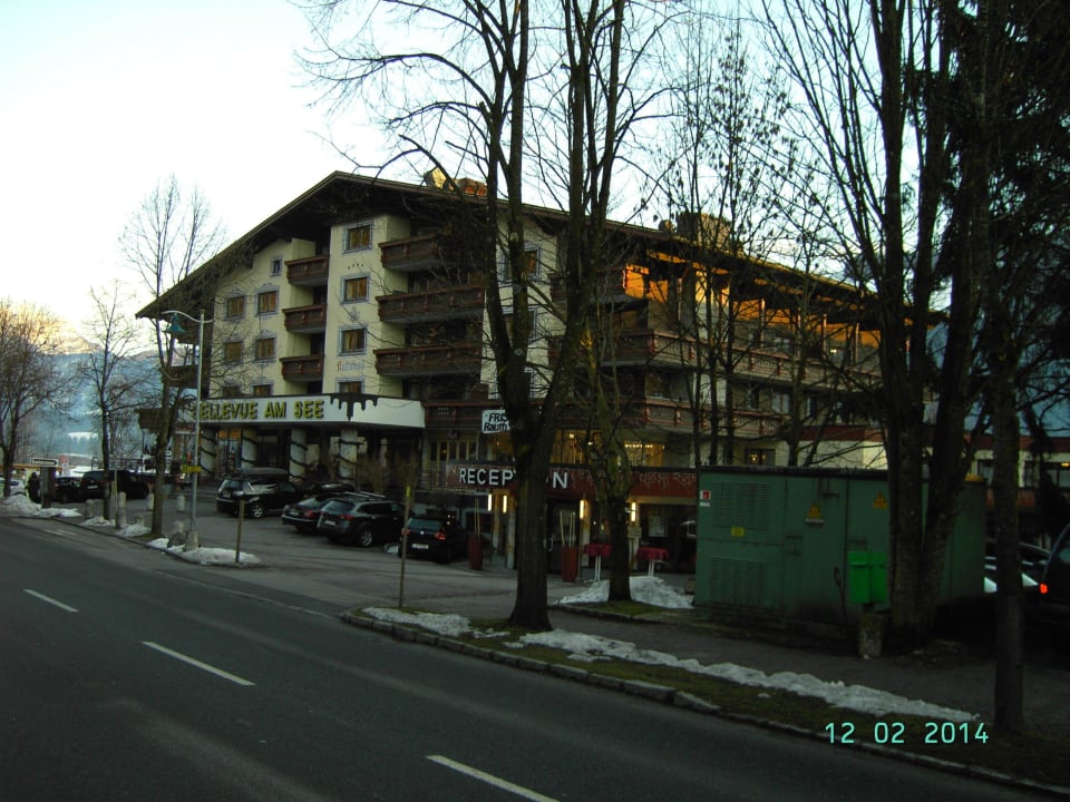 Hotel von der gegenüberliegenden Straßenseite Hotel Bellevue am See
