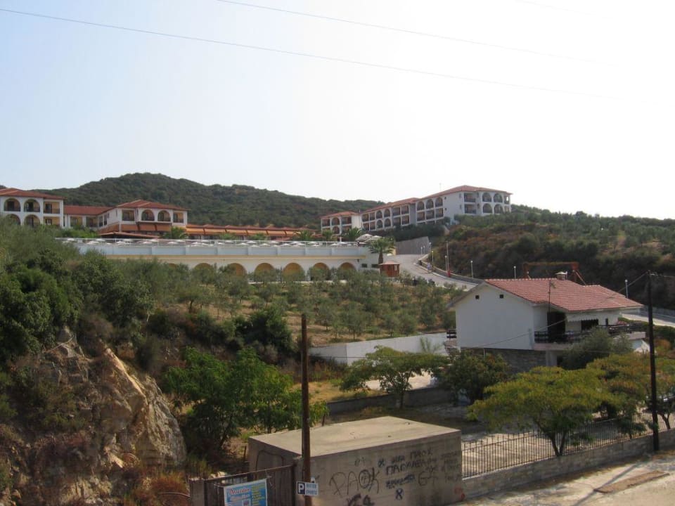 Widok na hotel Akrathos Beach Hotel