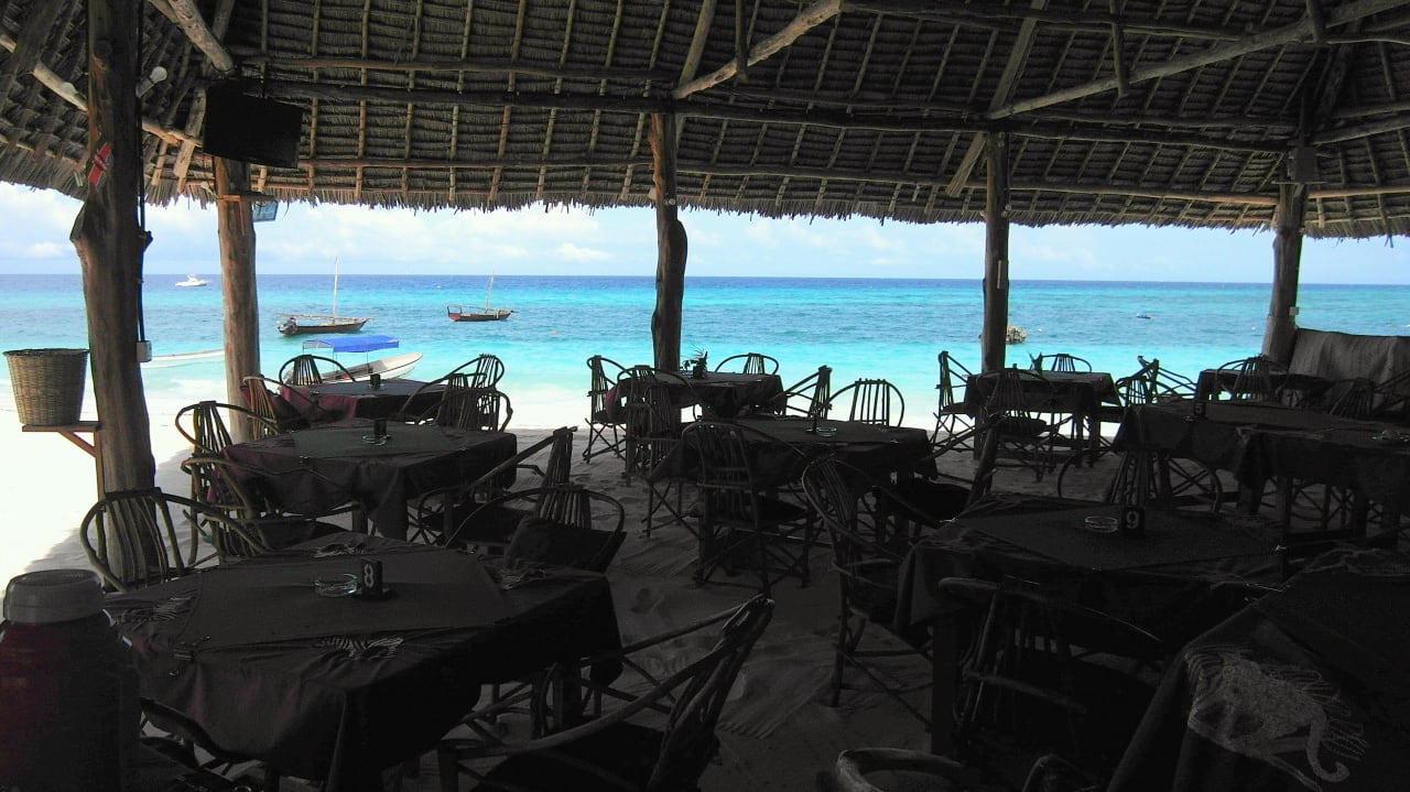 Hier sitze ich - also bin ich (im Urlaub) Jambo Brothers Bungalows