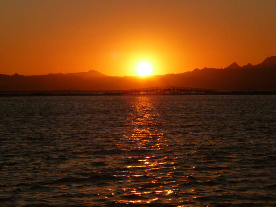 Sonnenuntergang hinter den Bergen von Safaga The Breakers Diving & Surfing Lodge