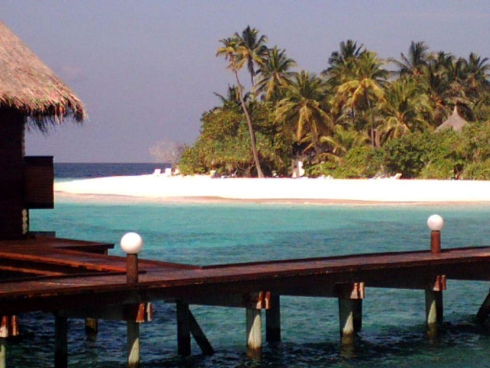 Blick vom Wasserbunig auf die Insel Angaga Island Resort