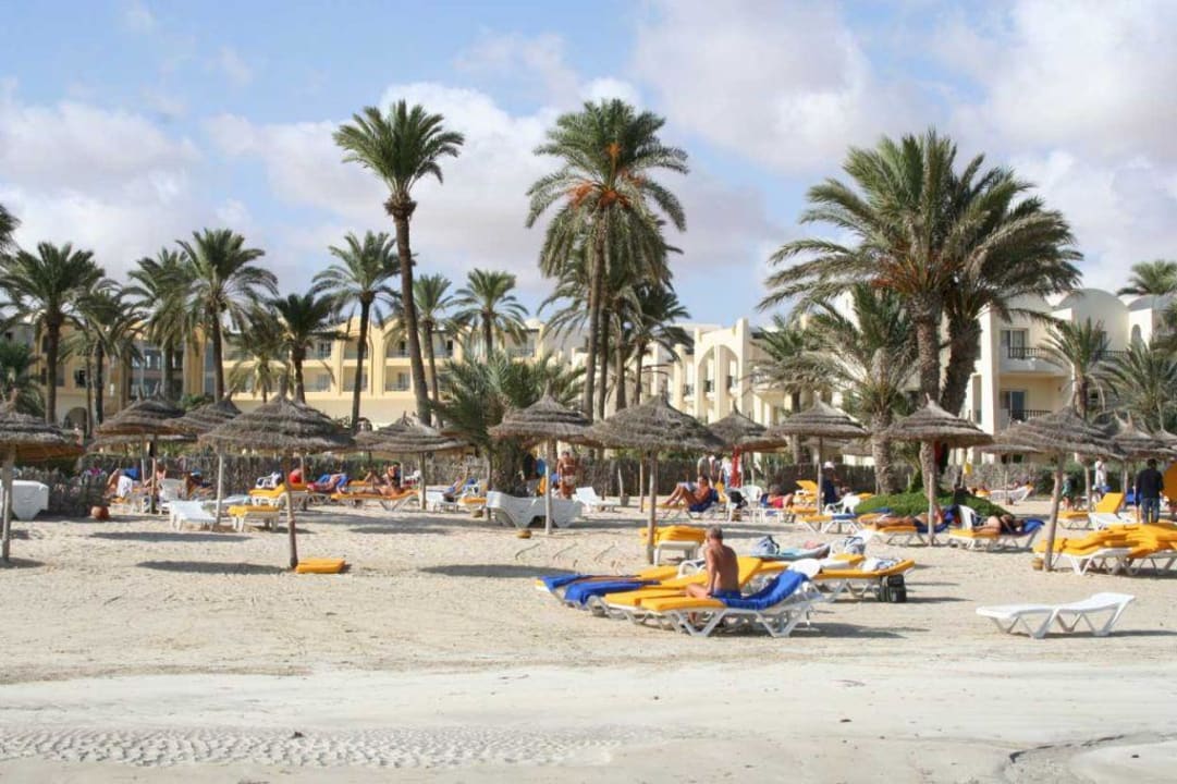 Blick vom Strand zum Hotel Hotel Eden Star