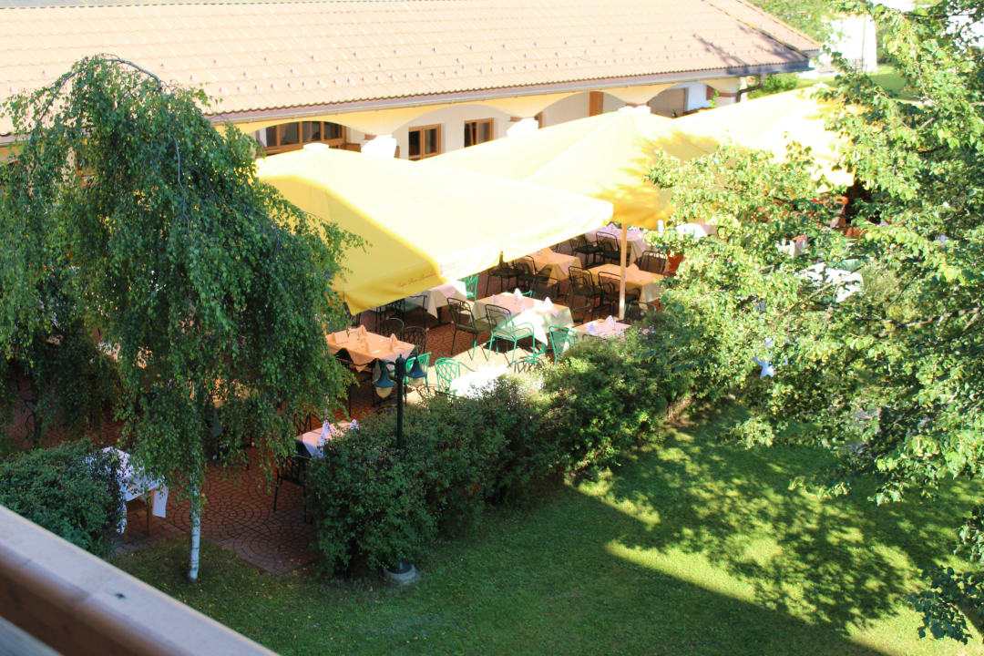 Ausblick vom Zimmer Richtung Terrasse Lisi Family Hotel Reith bei Kitzbühel