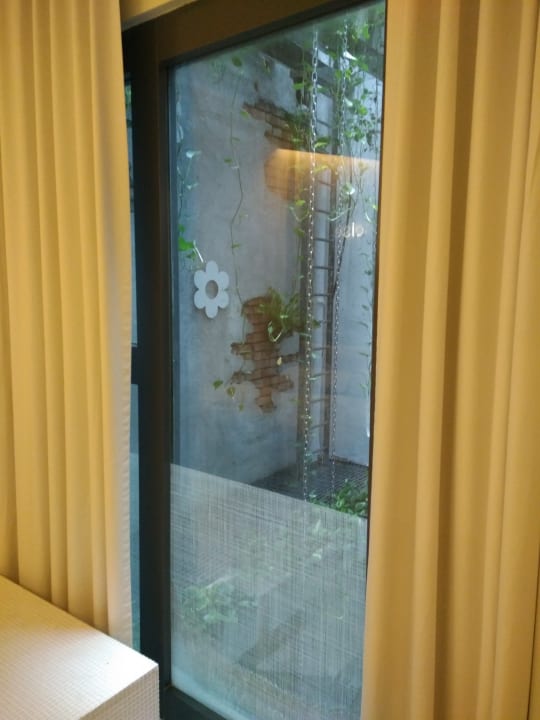 Der kleine Blick (unten Kois, oben ein wenig Licht) Hotel Wanderlust