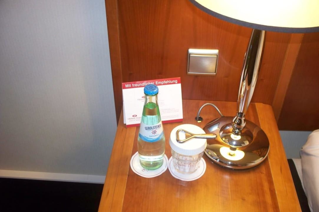 Wasser neben dem Bett Crowne Plaza ® Hamburg - City Alster