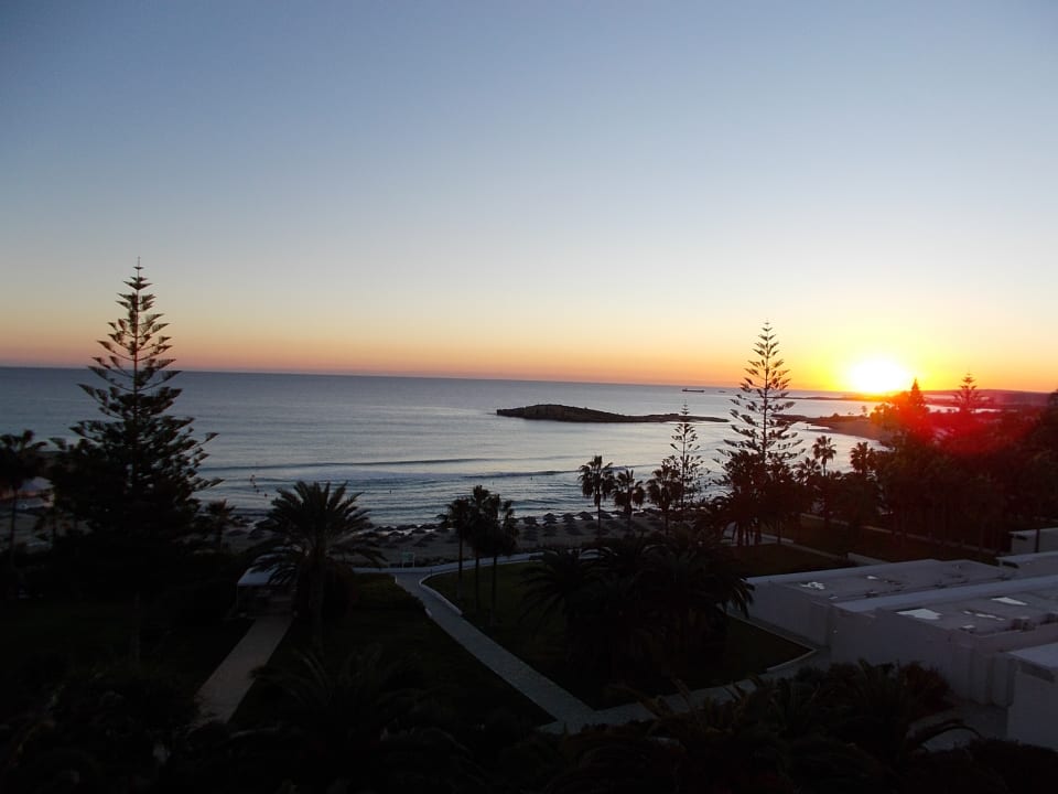 Ausblick vom Balkon, Sonnenuntergang in der Nissi Beach Hotel Nissi Beach Resort
