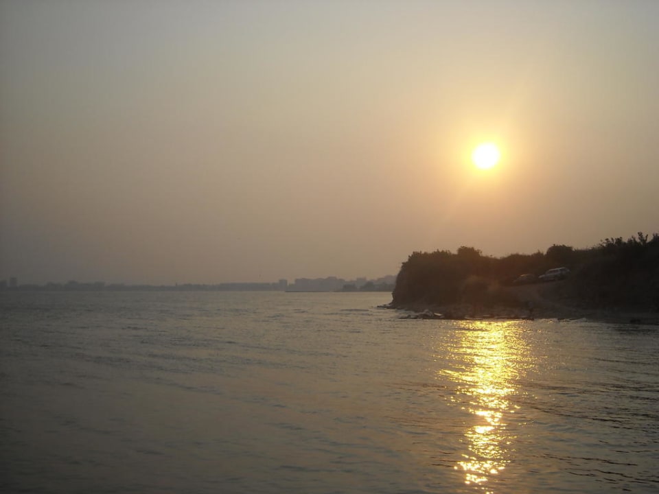 Sonnenuntergang über dem Meer Hotel Sineva Beach