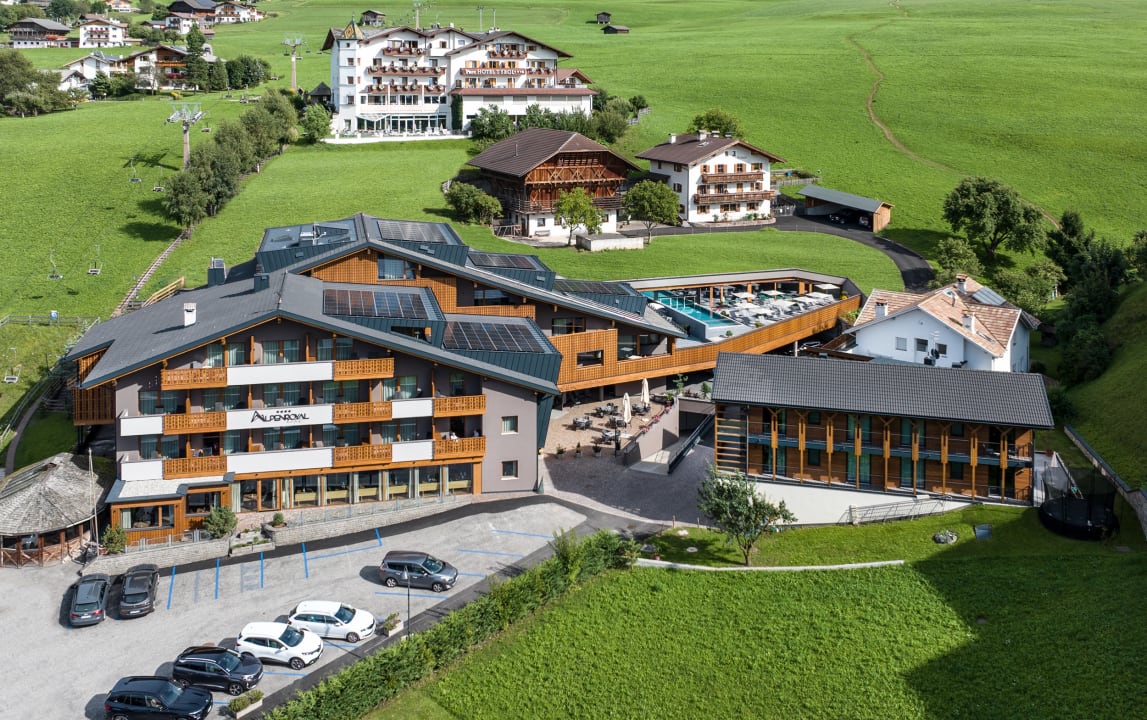 Außenansicht Hotel Alpenroyal