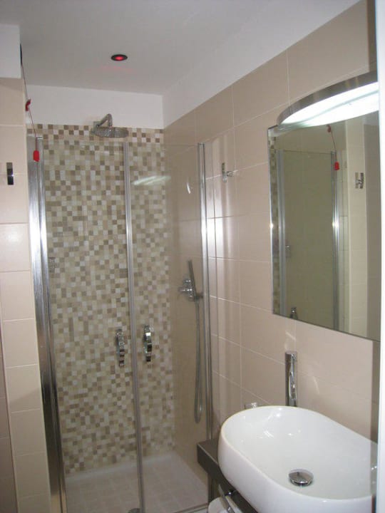 Bad mit Dusche Hotel Adlon