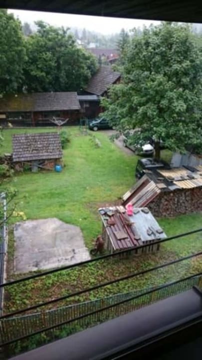 Podwórko sąsiada zamiast widoku na góry w pokoju s Hotel Vestina