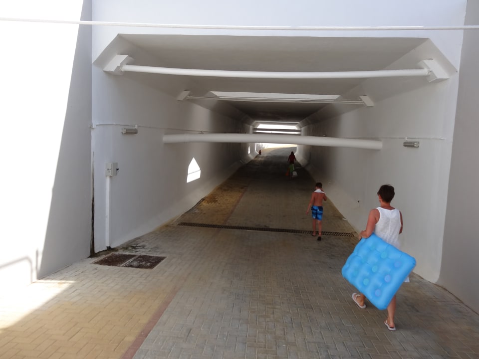 Der Tunnel zum Strand unter der Hauptstrasse Anemos Luxury Grand Resort