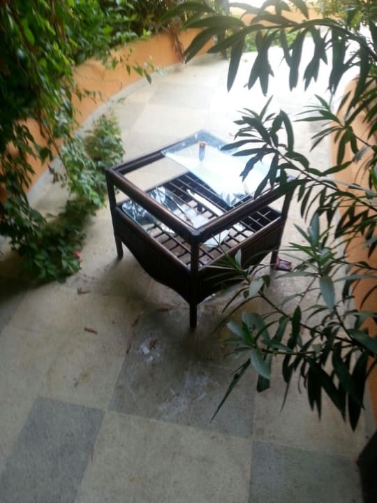 Defekter Glastisch im Foyer Hotel African Queen