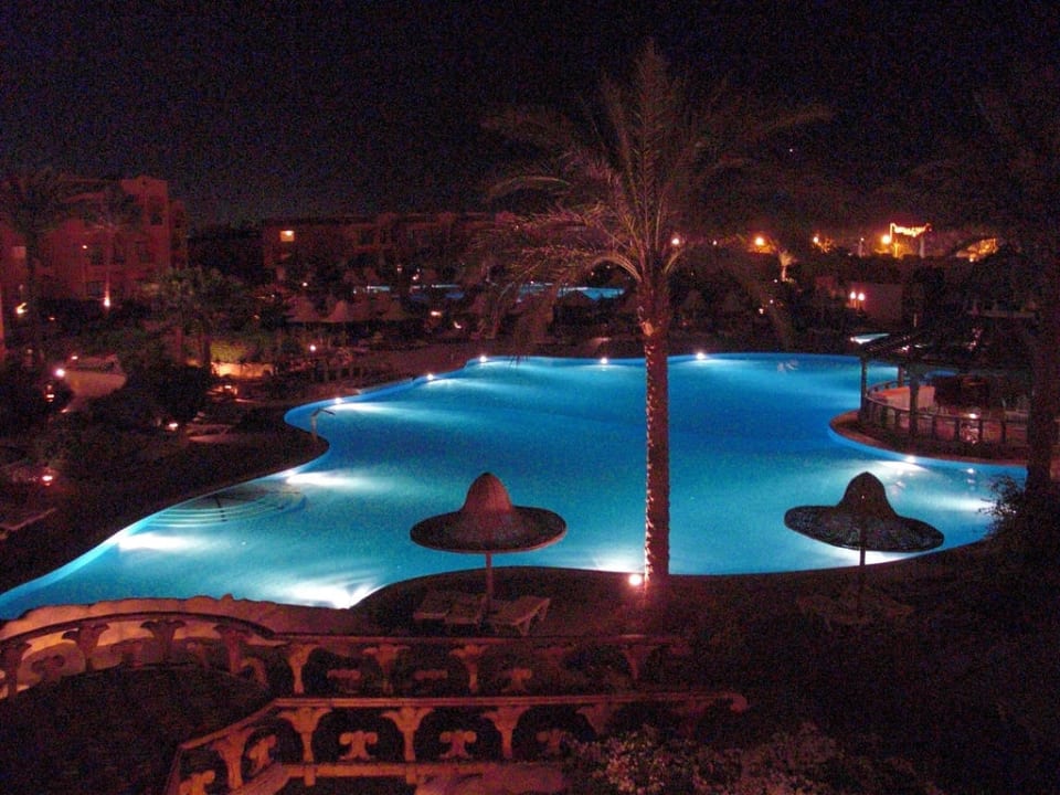 Bei Nacht Parrotel Beach Resort