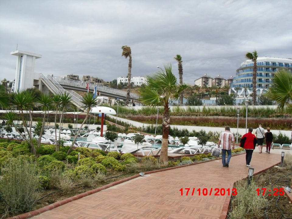 Pool am Strand mit Blick auf Hotel Vikingen Infinity Resort & Spa