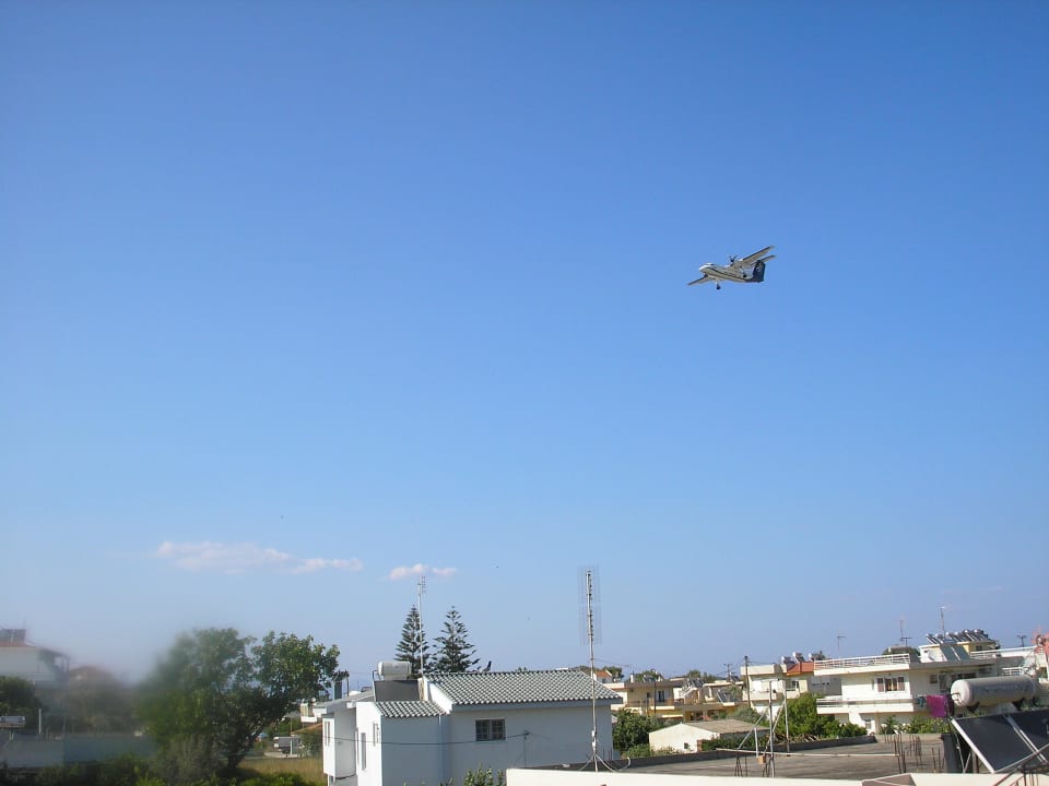 Flugzeug vom Balkon aus gesehen Hotel Anseli