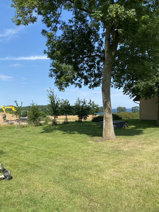 Gartenanlage Ferienbauernhof Liesenberg mit Meerblick
