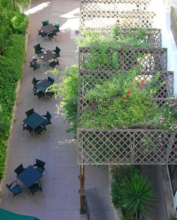 Blick vom Dach auf die Terrasse db San Antonio Hotel + Spa