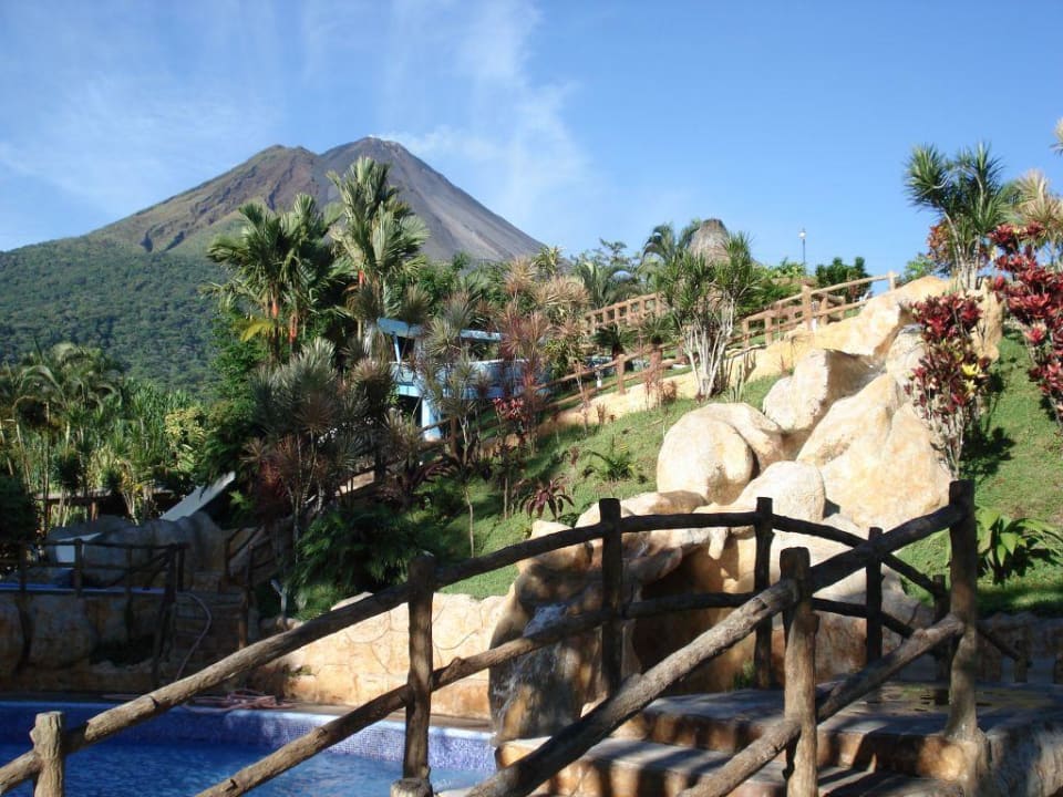 Gartenanlage und im Hintergrund Vulkan Arenal Hotel Los Lagos