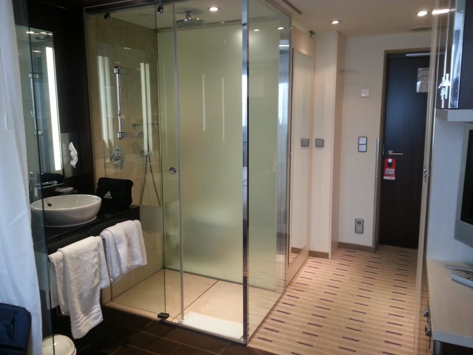 Integrierte Badzeile Park Inn by Radisson Berlin Alexanderplatz