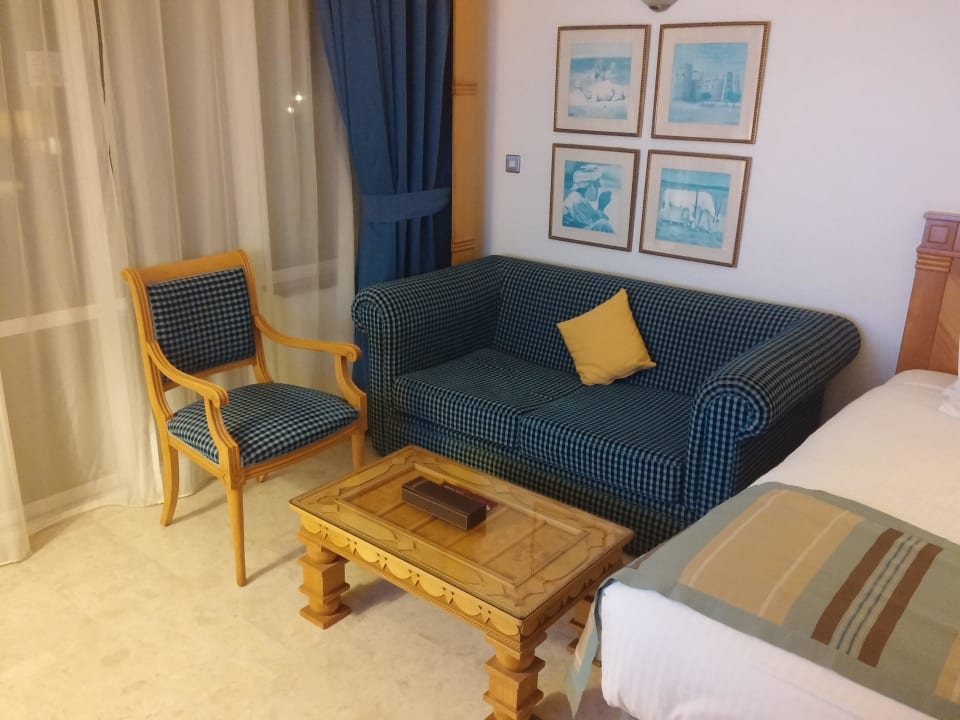 Sitzecke im großen Zimmer Crowne Plaza Salalah