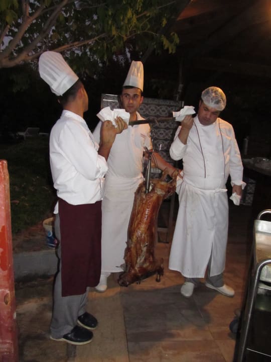 Der Braten wird aus dem Erdofen geholt Trendy Aspendos Beach Hotel