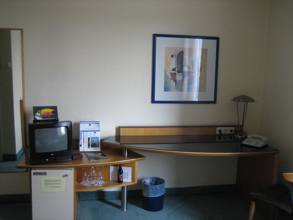 Schreibtisch, TV und Minibar Grand Hostel Berlin Urban