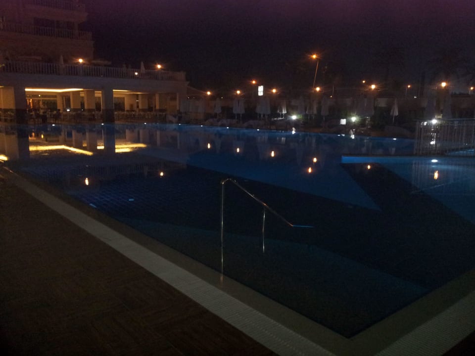 Pool bei Nacht Dream World Resort & Spa
