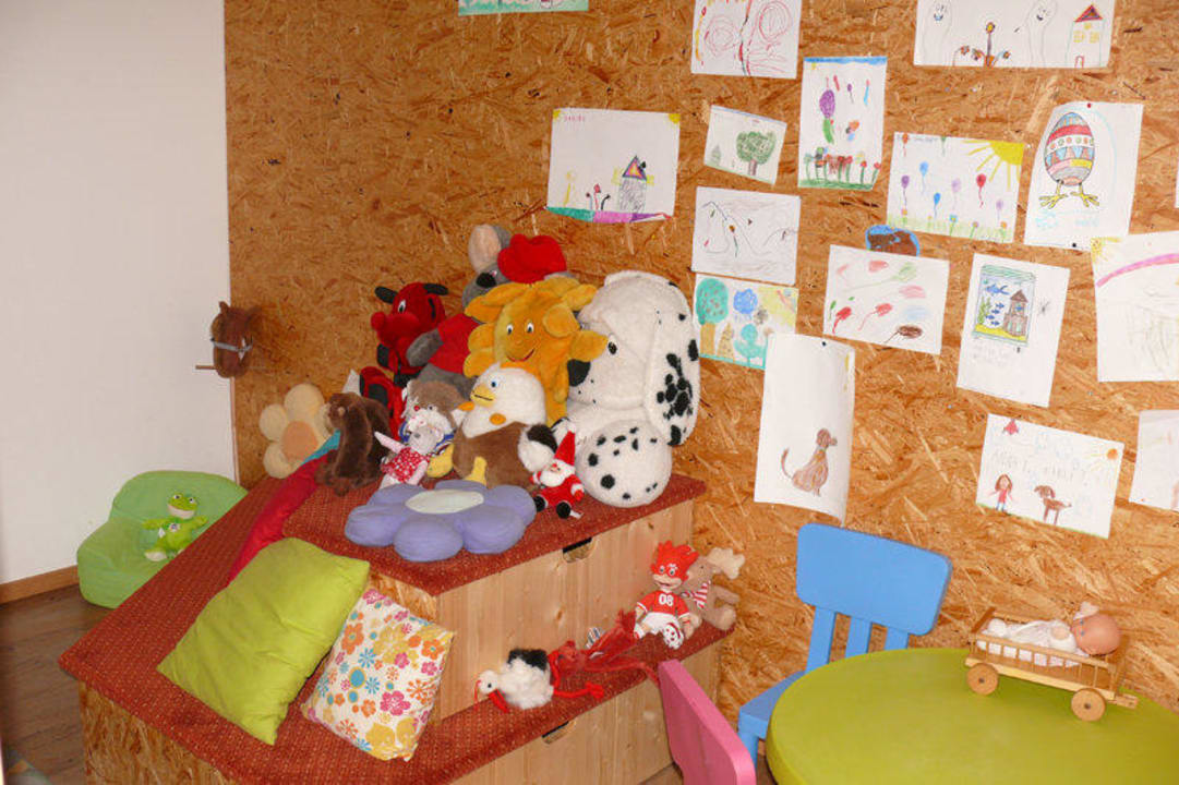 Spielecke vis-a-vis der Rezeption Panoramadorf Saualpe