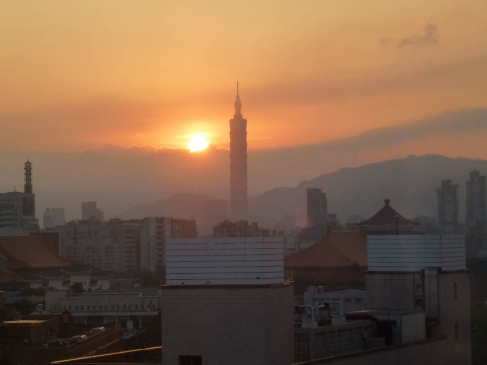Sonnenaufgang über dem 101-Tower Taipei Garden Hotel