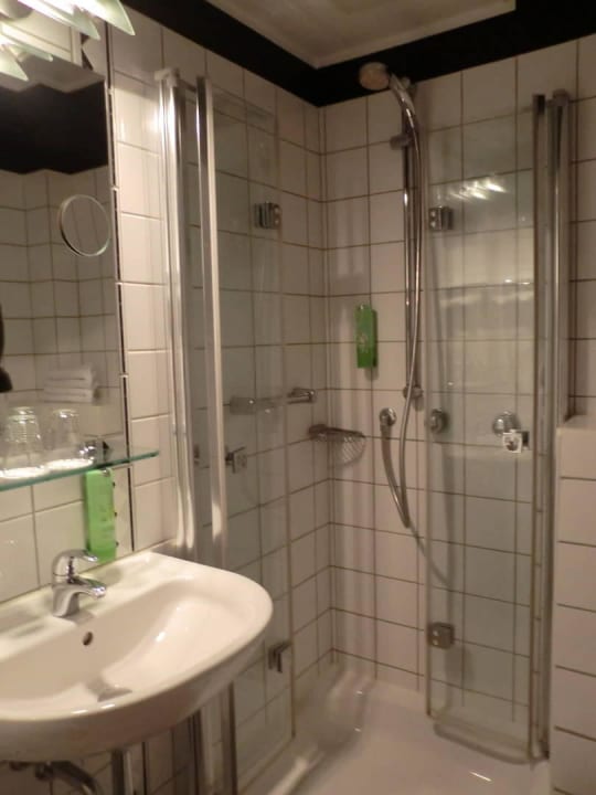 Bad Zimmer Nr. 12 Hotel am Rothenbaum