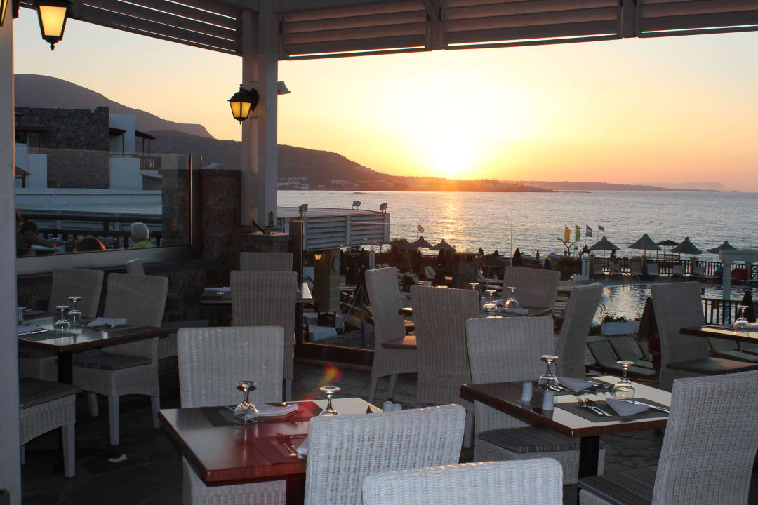 Stimmung beim Sonnenuntergang Alexander Beach Hotel & Village Resort