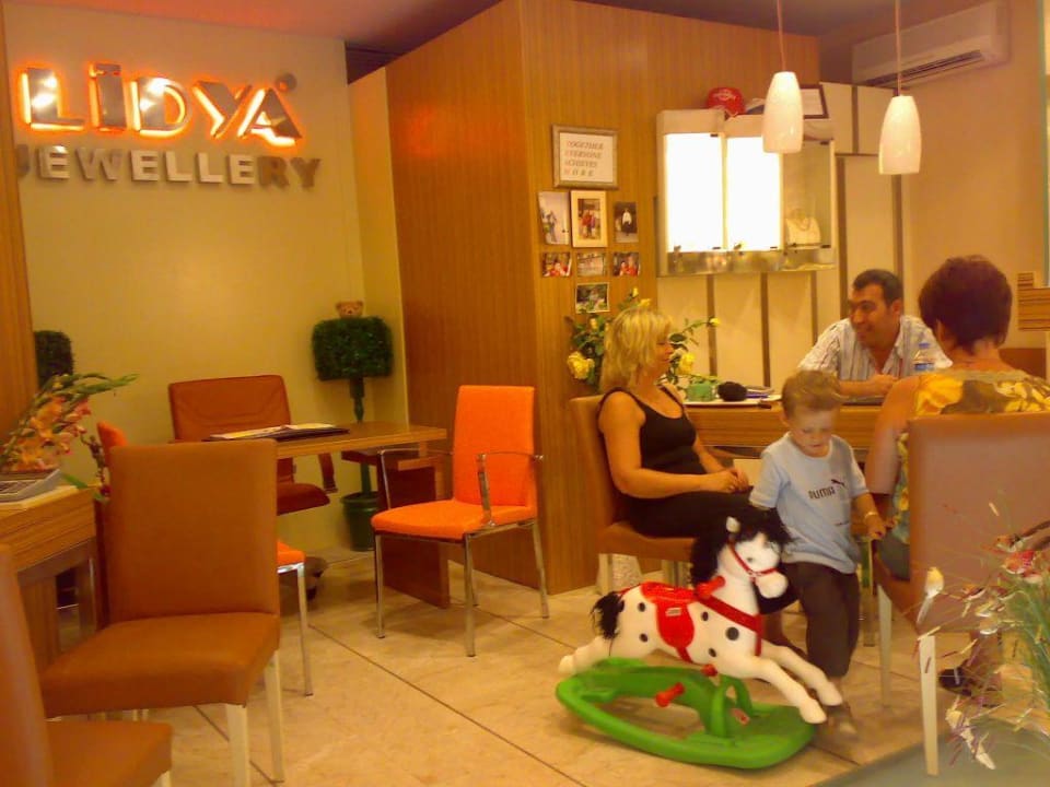  Ein Einkaufserlebnis für  die ganze Familie... VONRESORT Golden Coast