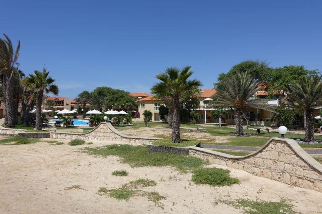 Haupthotelpool vom Strand gesehen Hotel Morabeza