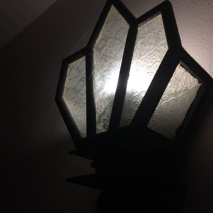 Spinnweben auf dem Beleuchtungskörper Deevana Patong Resort & Spa