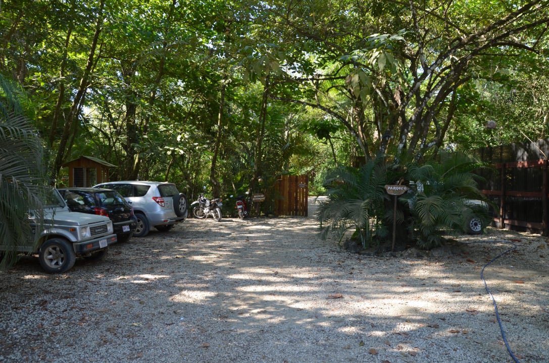 Bewachter Parkplatz direkt am Hoteleingang Hotel Tropico Latino