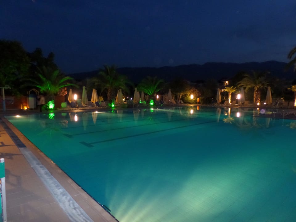 Pool bei Nacht alltoura Club Hotel Poseidon Palace
