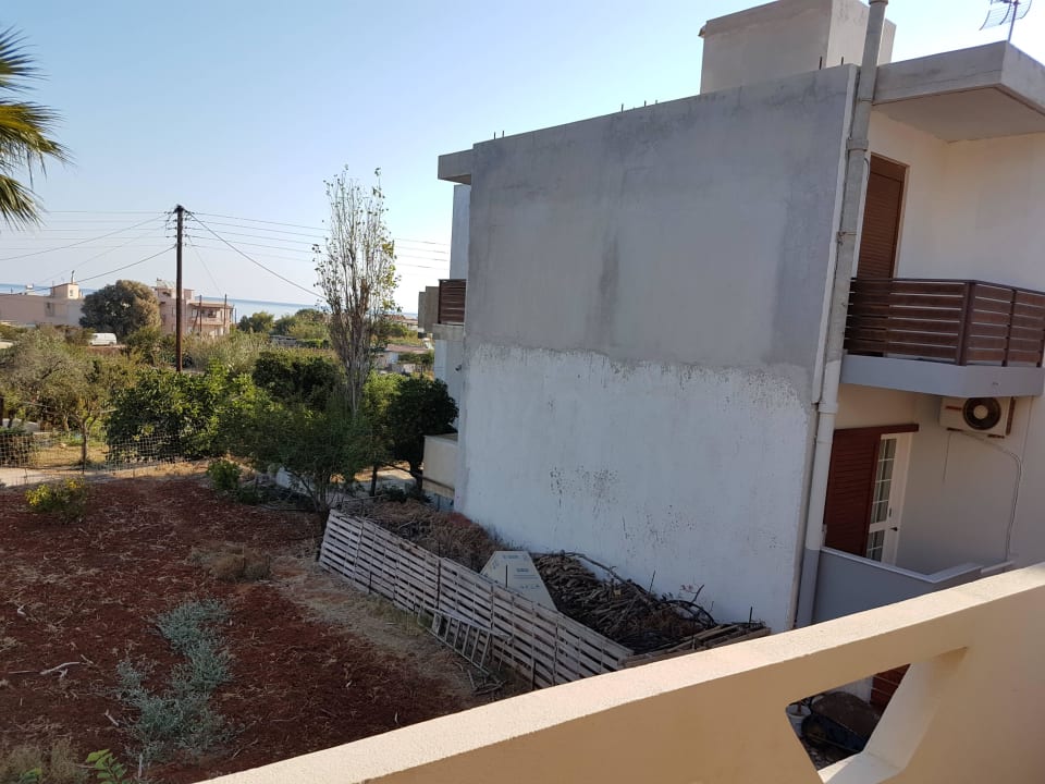 Blick auf die Baustelle und ungepflegten Garten Mari Evans Apartments