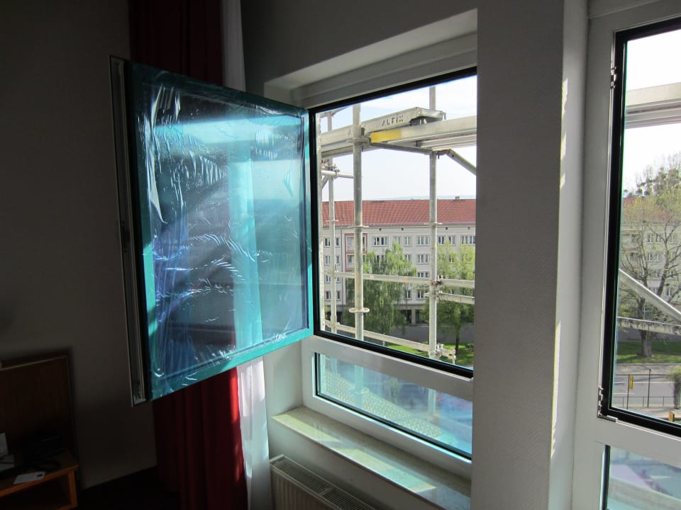 Zugeklebte Fenster und Baugerüst Dorint Hotel Dresden