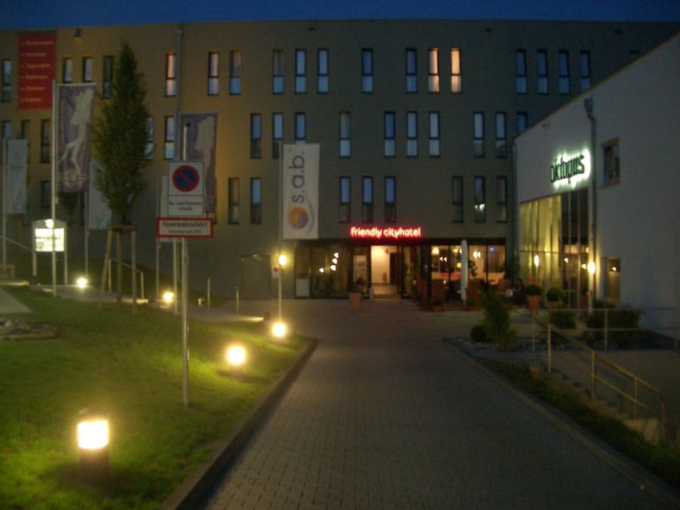 Bei Nacht mit Beleuchtung Friendly Cityhotel Oktopus