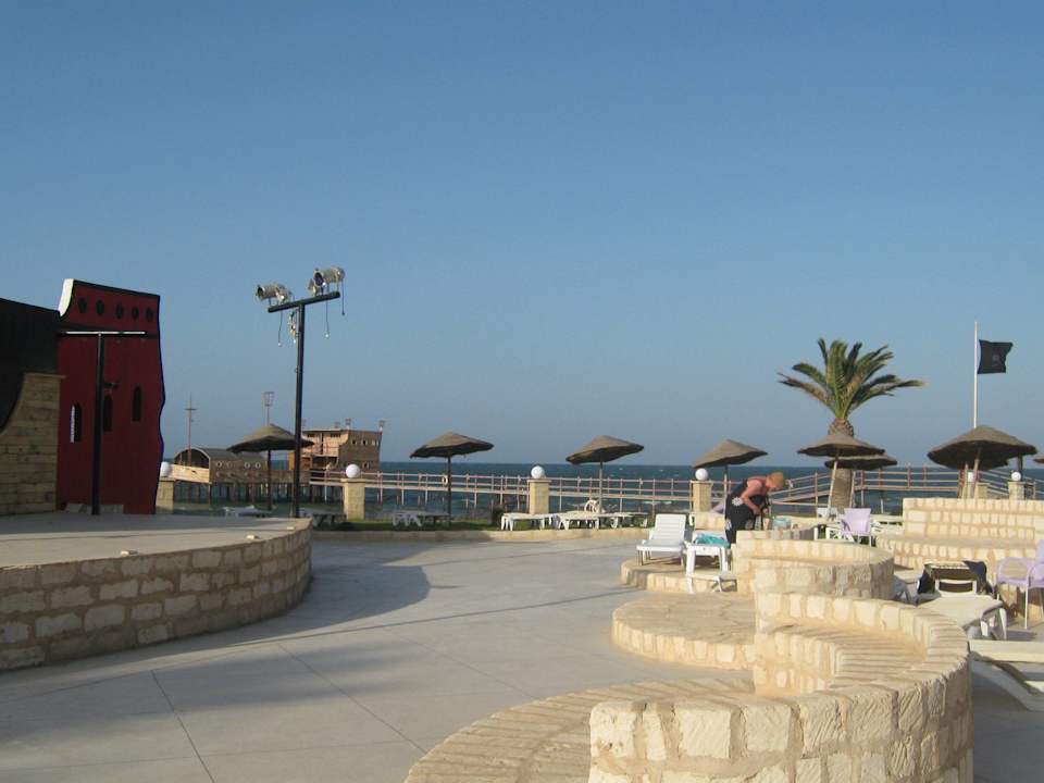 Вид на море возле сцены Alassio Hotel and Thalasso