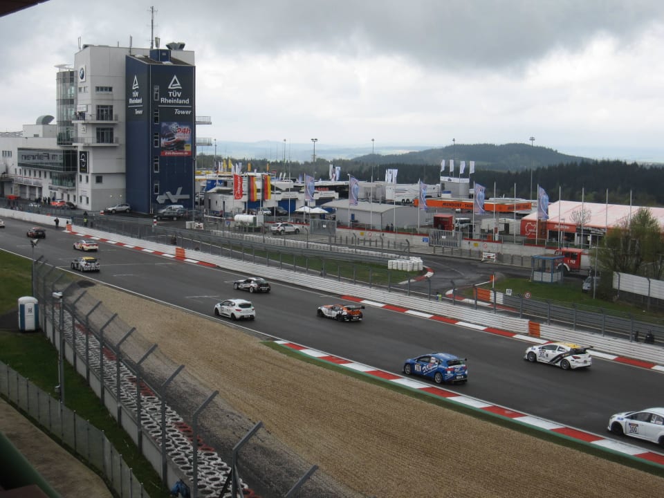Blick auf Start- und Ziel Hotel Dorint Am Nürburgring Hocheifel