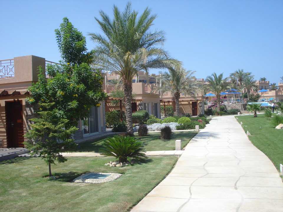 Weg am Strand entlang, links Beach-Bungalows Shams Prestige Abu Soma-Adults Only