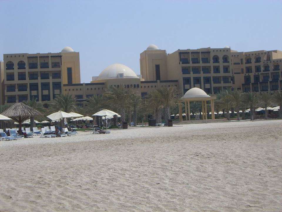 Blick auf das Hotel vom Strand aus Rixos Al Mairid Ras Al Khaimah