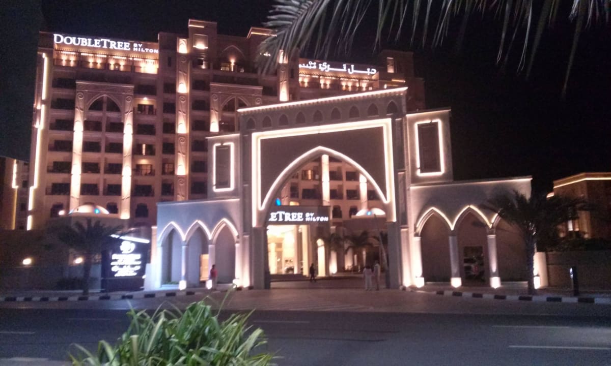 Eingang Abend DoubleTree by Hilton Resort & Spa Marjan Island