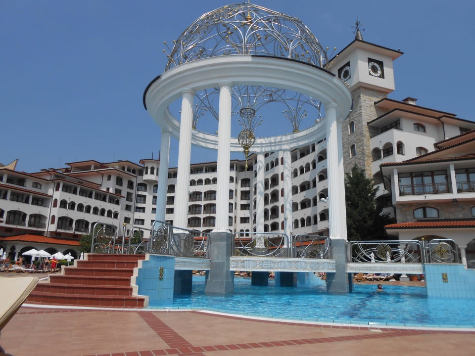 Rotunde mit Blick auf Haupthaus Helena Sands
