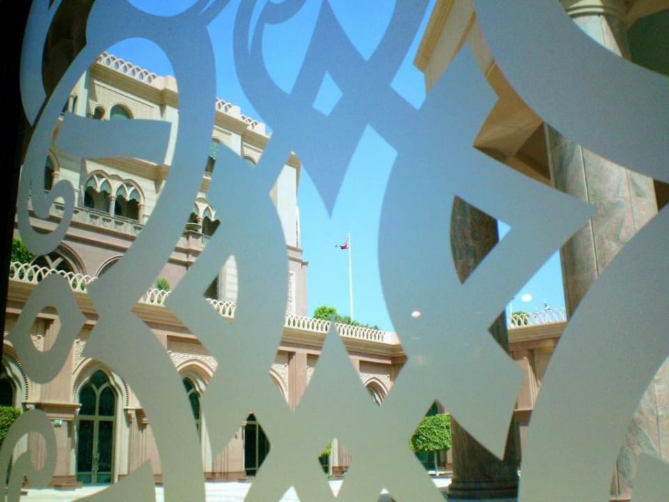 Blick durch ein verziertes Fenster Emirates Palace Mandarin Oriental