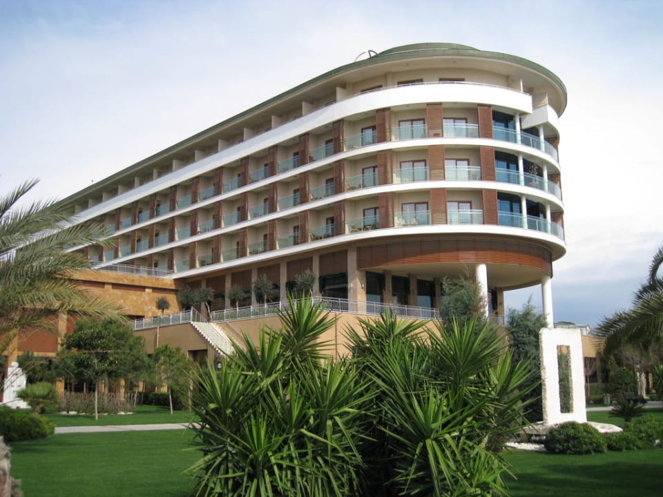 Flügel des Hauptgebäudes und Kunst im Garten Voyage Belek Golf & Spa