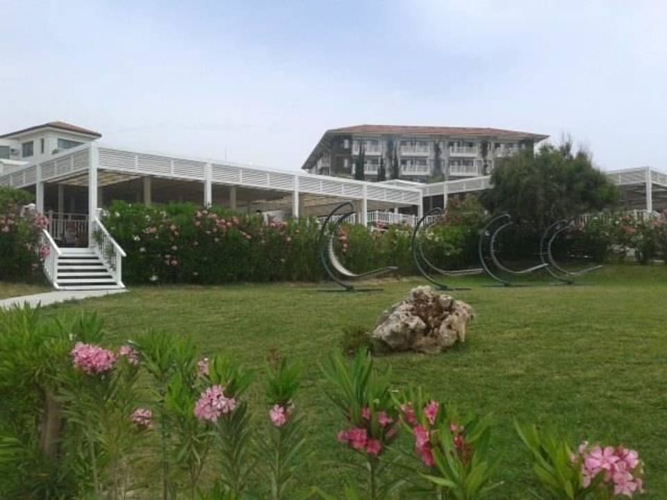 Blick zur Beachbar mit den RelaxLlegen Alba Queen Hotel